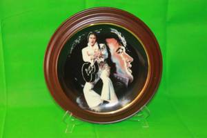 lot 7 image: ELVIS PRESLEY ,THE KING,FIRST IN THE REMEMBERED SERIES COLLECTION PLATE,No 17381,ARTIST SUSIE MORTON,WITH WOOD VAN HYGAN & SMYTHE ,13.5 DIAM