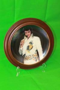 lot 8 image: ELVIS PRESLEY ,TENDERLY,FOURTH IN THE REMEMBERED SERIES COLLECTION PLATE,No 18005,ARTIST SUSIE MORTON ,WITH WOOD VAN HYGAN & SMYTHE FRAME 13.5DIAM