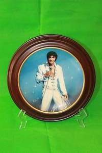 lot 9 image: ELVIS PRESLEY,KING OF LAS VEGAS , A DELPH PLATE,No 14450D,SECOND ISSUE IN THE ELVIS PRESLEYPERFORMANCE COLLECTION BY EMMETT ,WITH WOOD VAN HYGAN & SMYTHE ,11.5 DIAM