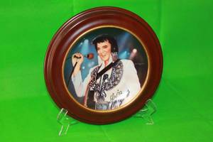 lot 10 image: ELVIS PRESLEY , THE PHOENIX ,LIMITED EDITION PLATE No 10480A,BY NATE GIORGIO,SIXTH ISSUE IN REMEMBERING ELVIS COLLECTION ,WITH WOOD VAN HYGAN & SMYTHE FRAME ,11.5 DIAM