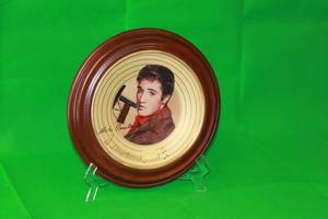 lot 11 image: ELVIS PRESLEY ,HEARTBREAK HOTEL,LIMITED EDITION PLATE No 9232A,BY NATE GIORGIO, THIRD ISSUE IN SOLID GOLD COLLECTION,WITH WOOD VAN HYGAN& SMYTHE FRAME,11.5 DIAM