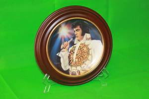 lot 12 image: ELVIS PRESLEY ,THE DREAM,BY NATE GIORGIO,LIMITED EDITION PLATE No 552A,FIFTH ISSUE IN REMEMBERING ELVIS COLLECTION,WITH WOOD VAN HYGAN & SMYTHE FRAME ,11.5 DIAM