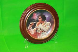 lot 13 image: ELVIS PRESLEY,THE KING,BY NATE GIORGIO ,LIMITED EDITION PLATE No 6562A,PREMIER ISSUE IN REMEMBERING ELVIS,WITH WOOD VAN HYGAN 7 SMYTHE FRAME ,11.5 DIAM
