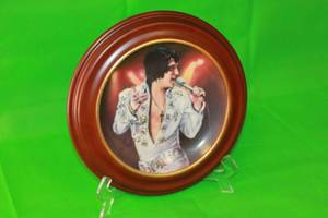 lot 14 image: ELVIS PRESLEY ,THE INSPIRATION ,BY NATE GIORGIO, LIMITED EDITION PLATE 12233A,SEVENTH ISSUE IN REMEMBERING ELVIS ,WITH WOOD VAN HYGAN & SMYTHE FRAME ,11.5 DIAM