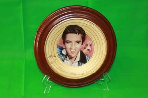 lot 15 image: ELVIS PRESLEY ,HOUND DOG ,BY NATE GIORGIO,LIMITED EDITION PLATE 8279A,FOURTH ISSUE IN SOLID GOLD,WITH WOOD VAN HYGAN& SMYTHE FRAME ,11.5 DIAM