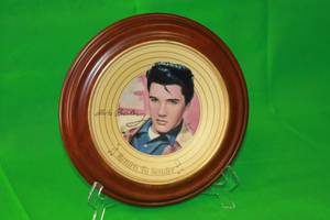 lot 16 image: ELVIS PRESLEY,RETURN TO SENDER ,BY EMMETT,LIMITED EDITION PLATE 1328A,SEVENTH ISSUE IN SOLID GOLD COLLECTION,WITH WOOD VAN HYGAN & SMYTHE FRAME ,11.5 DIAM