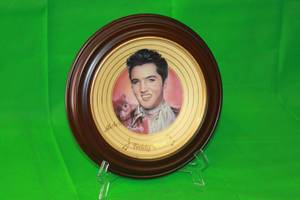 lot 17 image: ELVIS PRESLEY,TEDDY BEAR  ,BY GIORGIO,LIMITED EDITION PLATE 12726A,SECOND ISSUE IN SOLID GOLD COLLECTION,WITH WOOD VAN HYGAN & SMYTHE FRAME ,11.5 DIAM