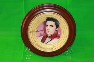 lot 18 image: ELVIS PRESLEY,SUSPICIOUS MINDS ,BY GIORGIO,LIMITED EDITION PLATE 3112A,SIXTH ISSUE IN SOLID GOLD COLLECTION,WITH WOOD VAN HYGAN & SMYTHE FRAME ,11.5 DIAM