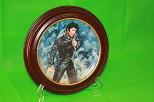 lot 19 image: ELVIS PRESLEY ,1968 COMEBACK SPECIAL,A DELPH PLATE,No 11631I,BY EMMETT,FIRST ISSUE IN PERFORMANCE COLLECTION,WITH WOOD VAN HYGAN 11.5 DIAM
