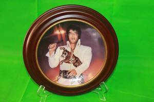 lot 20 image: ELVIS PRESLEY, THE SUPERSTAR,BY NATE GIORGIO, LIMITED EDITION PLATE 5517A,THIRD ISSUE IN REMEMBERING ELVIS ,WITH WOOD VAN HYGAN & SMYTHE FRAME ,11.5 DIAM