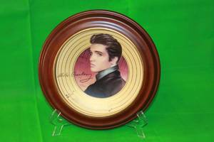 lot 21 image: ELVIS PRESLEY ,JAILHOUSE ROCK,BY NATE GIORGIO,LIMITED EDITION PLATE 17001C,FIRST ISSUE IN SOLID GOLD, WITH WOOD VAN HYGAN & SMYTHE FRAME 11.5 DIAM