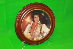 lot 22 image: ELVIS PRESLEY,THE SPIRTIT ,BY NATE GIORGIO ,LIMITED EDITION PLATE No 11572A,FOURTH  ISSUE IN REMEMBERING ELVIS,WITH WOOD VAN HYGAN & SMYTHE FRAME ,11.5 DIAM