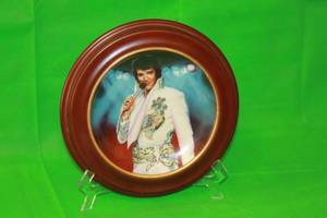 lot 23 image: ELVIS PRESLEY,THE LEGEND,BY NATE GIORGIO,LIMITED EDITION PLATE 4653A,SECOND ISSUE IN REMEMBERING ELVIS,WOOD VAN HYGAN & SMYTHE, 11.5 DIAM
