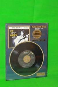 lot 29 image: ELVIS PRESLEY,HEART BREAK HOTEL RELEASED 1956,COLLECTORS AUTHORIZED EDITION,45 RPM SINGLE PLATINUM PLAQUE ,SERIES No 7 OF 90 ,( 11 X 8.5 )