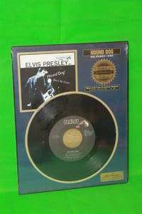 lot 33 image: ELVIS PRESLEY,HOUND DOG RELEASED 1956  ,COLLECTORS AUTHORIZED EDITION,45 RPM SINGLE PLATINUM PLAQUE ,SERIES No 1 OF 90 ,( 11 X 8.5 )