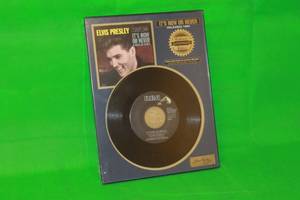 lot 34 image: ELVIS PRESLEY, ITS NOW OR NEVER  RELEASED 1956  ,COLLECTORS AUTHORIZED EDITION,45 RPM SINGLE PLATINUM PLAQUE ,SERIES No 12 OF 90 ,( 11 X 8.5 )