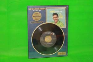 lot 36 image: ELVIS PRESLEY,ARE YOU LONESOME TONIGHT  RELEASED 1960  ,COLLECTORS AUTHORIZED EDITION,45 RPM SINGLE PLATINUM PLAQUE ,SERIES No 5 OF 90 ,( 11 X 8.5 )