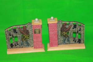 lot 39 image: VINTAGE SET OF ELVIS PRESLEY GRACELAND EST 1957  BOOK ENDS ,7 H
