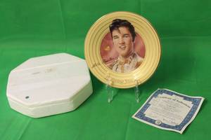 lot 79 image: ELVIS PRESLEYLOVING YOU EIGHT AND FINAL ISSUE IN THE SOLID GOLD COLLECTION , PLATE No 953A, BY WEISTLING ,WITH COA ,8DIAM