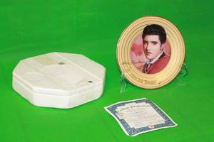 lot 82 image: ELVIS PRESLEY, LOVE ME TENDER, FIFTH ISSUE IN THE SOLID GOLD COLLECTION PLATE No 8233A, BY GIORGIO,WITH COA , 8 DIAM