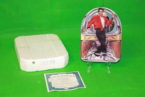 lot 83 image: ELVIS PRESLEY ROCK-A-HULA BABY  SECOND ISSUE IN JUKE BOX ELVIS COLLECTION PLATE No 6441C,BY NOTARILE , 8.5 H
