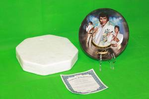 lot 90 image: ELVIS PRESLEY UNIVERSITY OF DAYTON ,EIGHT ISSUE IN 40TH ANNIVERSARYCELEBRATION PLATE No 180A,BY EMMETT & GIORGIO  WITH COA, 8 DIAM