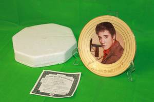 lot 92 image: ELVIS PRESLEY  HEART BREAK HOTEL THIRD ISSUE IN THE SOLID GOLD COLLECTION PLATE No 443A,BY GIORGIO,WITH COA , 8DIAM