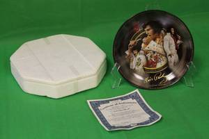 lot 96 image: ELVIS PRESLEY  ALOHA FROM HAWAII SECOND ISSUE IN 40TH ANNIVERSARY CELEBRATION PLATE No 720A,BY EMMETT & GIORGIO ,WITH COA,8 DIAM