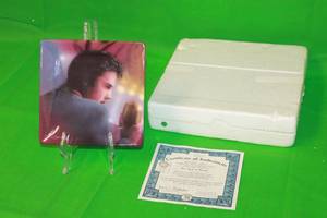 lot 97 image: ELVIS PRESLEY ITS NOW OR NEVER THIRD ISSUE IN PURE PLATINUM MURAL COLLECTION PLATE No 842A, BY BIRDSONG,WITH COA, 6 X 6