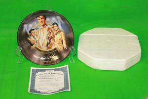 lot 100 image: ELVIS PRESLEY INTERNATIONAL AMPHITHEATER,CHICAGO 1957 SEVENTH ISSUE IN 40TH ANNIVERSARY CELEBRATION PLATE No 170A, WITH COA ,8 DIAM