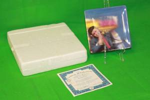 lot 104 image: ELVIS PRESLEY  BURNING LOVE SECOND ISSUE IN PURE PLATINUM MURAL COLLECTION PLATE No A550A,BY BIRDSONG ,WITH COA ,6 X 6