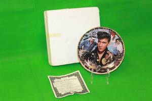 lot 106 image: ELVIA PRESLEY HOUND DOG BOP, SECOND  ISSUE IN A MUSICAL TRIBUTE TO ELVIS  THE KING COLLECTION , PLATE No 5851D, BY EMMETT,WITH COA, 8DIAM