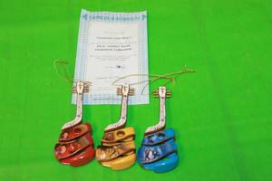lot 125 image: THE BRADFORD EXCHANGE ELVIS PRESLEY CHRISTMAS WITH ELVIS  No A0227  GUITAR ORNAMENTS,WITH COA