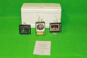 lot 134 image: ELVIS PRESLEY GREATEST TV MOMENTS ,HEIRLOOM PORCELAIN ORNAMENT COLLECTION No A2960,WITH COA