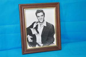 lot 141 image: ELVIS PRESLEY PHOTO IN VINTAGE WOOD FRAME (12.5 X 10 )