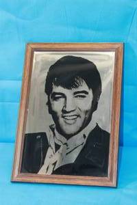 lot 143 image: VINTAGE FRAMED ELVIS PRESLEY MIRRORED PICTURE MADE IN ENGLAND (13 X 9.5)