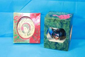 lot 173 image: ELVIS PRESLEY  AMERICAN GREETING 18K GOLD PLATED ORNAMENT & SEASON GREETING
