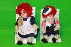lot 33 image: VINTAGE RAGGEDY ANN & ANDY PORCELAIN DOLLS 16 IN ORIGINAL BOX