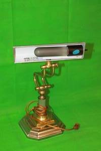 lot 34 image: VINTAGE PORTABLE BRASS BANKERS PIANO DESK LAMP