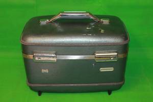 lot 35 image: VINTAGE AMERICAN TOURISTER TRAIN COSMETIC CASE