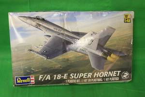 lot 40 image: REVELL FA 18-E SUPER HORNET 148 SCALE  85-5850