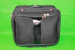 lot 48 image: SWISS WENGER PATRIOT WHEELED BUSINESS LUGGAGE