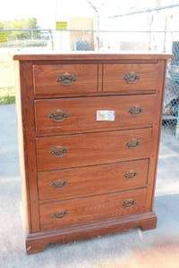 lot 4 image: 5-DRAWER WOOD CHEST WITH BRASS HANDLES