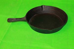 lot 82 image: 10 CAST IRON SKILLET