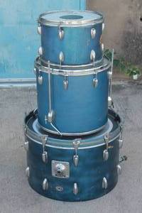 lot 86 image: VINTAGE 3PCS BLUE SLINGERLAND DRUMS