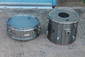 lot 88 image: TOTAL OF 2 VINTAGE SILVER DRUMS , PEARL EXPORT SERIES & SLINGERLAND