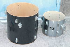 lot 90 image: TOTAL OF 2 DRUMS , BLACK & SILVER  BOTH NEED REPLACEMENT DRUM HEADS