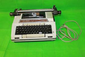 lot 121 image: VINTAGE SMITH - CORONA 2200 CORONAMATIC ELECTRIC TYPEWRITER