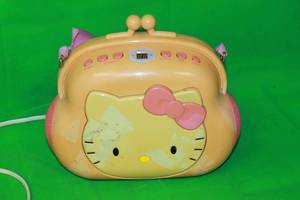 lot 123 image: 2003 HELLO KITTY PURSE POCKET BOOK  AMFM STEREO CD PLAYER KT2027