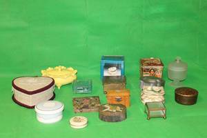 lot 147 image: TOTAL OF 16 VINTAGE ASSORTED TRINKETS